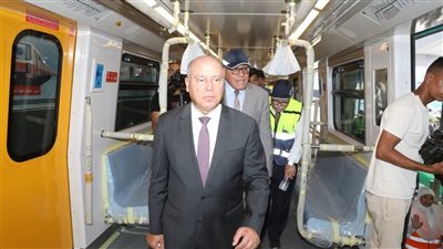 كامل الوزير يجري جولة تفقدية بمحطة مترو الشهداء 