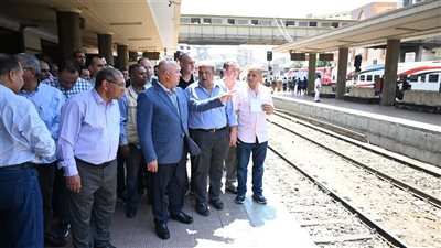 خلال جولته برمسيس.. توجيه عاجل من كامل الوزير بعد رصده شبابيك قطار رُشقت بالحجارة