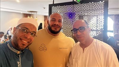 الشيخ محمد أبو بكر: حين التقيت بيج رامي عرفت سر القبول لديه.. يبكي كالأطفال إذا ذُكر أحد والديه | صور 