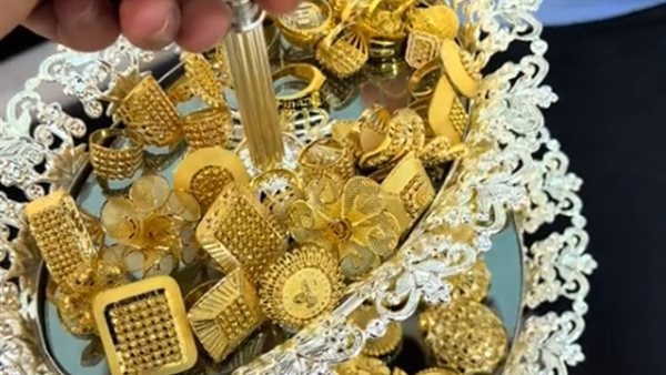  أتراك يوزعون مشغولات