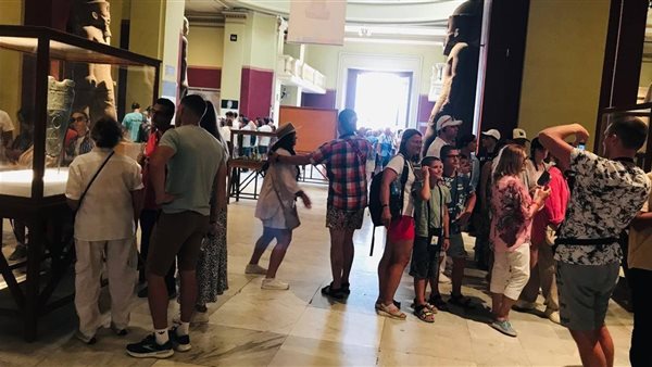 إقبال كبير من السائحين