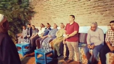 الصلح خير.. طبيب قنا يقدم واجب العزاء لأسرة المسنة المتوفاه | صور