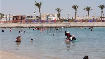الإجازة مكملة.. شواطئ الغردقة تستقبل مئات المصطافين رغم انتهاء إجازة عيد الأضحى