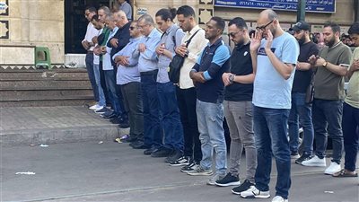 المئات يشيعون جثمان محمود صلاح ضحية عاصفة الإسكندرية