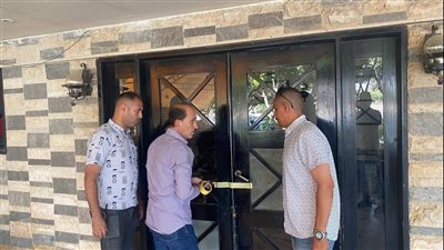 رئيس حي النزهة يكلف بغلق وتشميع كافية مخالف بشارع عبد الحميد بدوي | صور