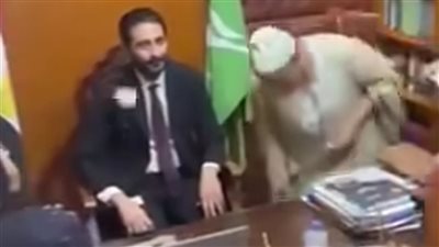 بينقطوه بفلوس.. أسرة تحتفل ببراءة نجلها داخل مكتب محامٍ بـ زمّارة وطبلة وتشعل السوشيال ميديا