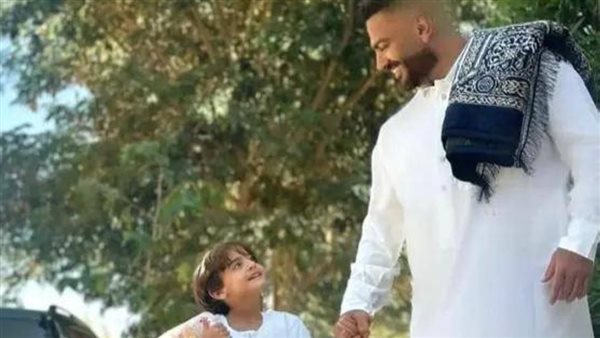 تامر حسني ونجله آدم