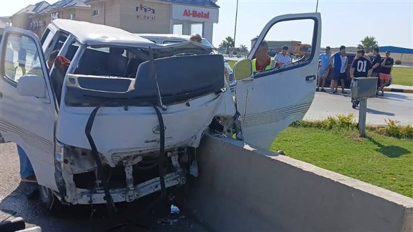 اصطدم ميكروباص بالرصيف