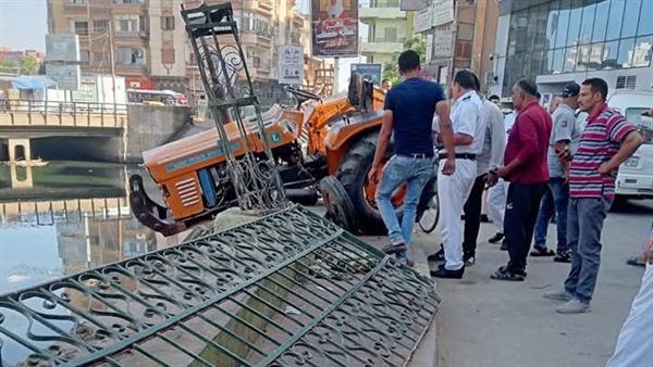 جرار زراعي يحطم جزء