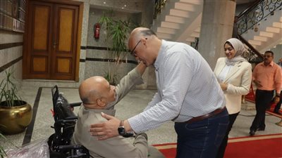 محافظ القليوبية يوفر كرسيًا كهربائيًا لمواطن من ذوي الهمم استجابة لطلب قدمه خلال لقائه الأسبوعي