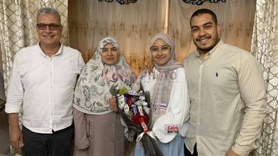بوكيه ورد بالشوكولاتة والفلوس.. أسرة آمنة الأولى على الإعدادية الأزهرية ببورسعيد تحتفل بتفوقها| صور 