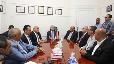 محافظ القاهرة يتفقد شارع الشريفين ومنطقة البورصة وممر بهلر في وسط البلد