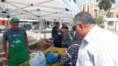 للتأكد من توافر جميع السلع وانضباط الأسعار.. رئيس حي وسط يتفقد سوق اليوم الواحد