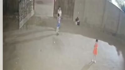 سقط على الأرض فاقدًا للوعي.. الأمن يفحص فيديو اعتداء رجل على صغير