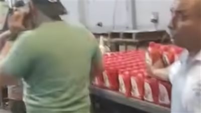 ضبط مصنع غير مرخص لإعادة تدوير زيوت السيارات بقرية غياضة في بني سويف