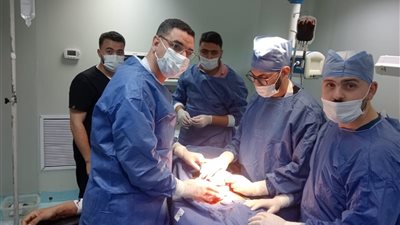 صحة الدقهلية: جراحات دقيقة بالمخ والوجه تنقذ طفلة وشابًا في مستشفيي تمي الأمديد وأجا