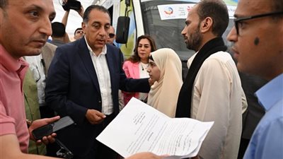 أول تعليق لوالد الطفلة المصابة بالعمى: عرفت إن رئيس الوزراء جاي انتظرته يومين في الشارع| خاص