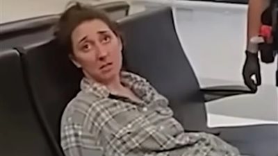 راكبة تتسبب في فوضى على طائرة أمريكية وتجبرها على العودة للمطار