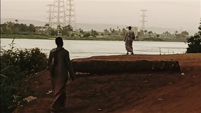 أسرة صغيرة من ضحايا غرق تروسيكل بنهر النيل في أسيوط ينتظرون ظهور جثمانها| صور وفيديو