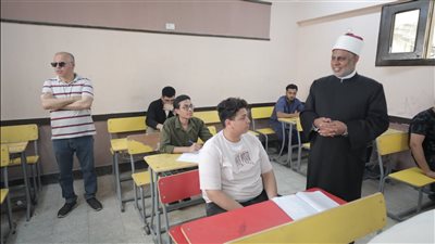 رئيس المعاهد الأزهرية يتابع امتحانات الثانوية الأزهرية من غرفة المراقبة| صور 