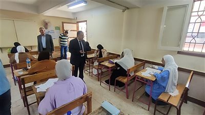 خلال تفقده اللجان.. محافظ أسيوط: غرفة عمليات على مدار الساعة لتأمين امتحانات الثانوية العامة وتوفير بيئة آمنة للطلاب
