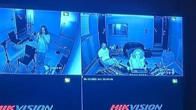 جنا عمرو دياب تسجل أغنية جديدة في الاستوديو بحضور الهضبة