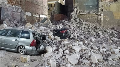  أصحاب السيارتين المتضررة في انهيار عقار بشارع الحسيني يستغيثون: عايزين حقنا