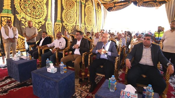 وزير الإسكان خلال