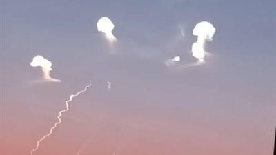 خبير بيئي: ما يشاهده المواطنون في سماء مصر انفجارات حقيقية خارج الغلاف الجوي