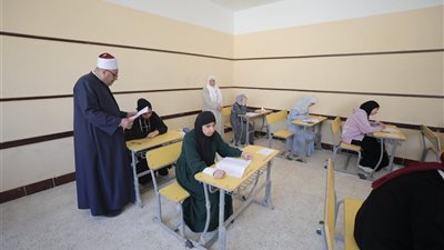 طلاب علمي بالثانوية الأزهرية يؤدون امتحان مادة الكيمياء اليوم