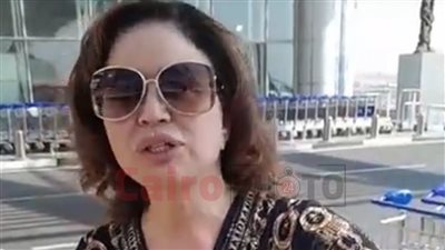 مصر وحشتنا.. لحظة وصول إلهام شاهين وهالة سرحان إلى مصر بعد تعثرهما في العراق بسبب الحرب