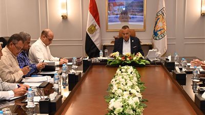 لتحسين الخدمات ورفع مستوى المعيشة.. محافظ جنوب سيناء يعقد اجتماعًا موسعًا مع رؤساء المدن | صور 