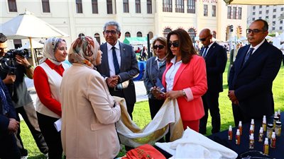 تضم 10 عارضين من المحافظات.. وزيرة التنمية المحلية تتفقد المنتجات بمعرض أيادي مصر بالجامعة الأمريكية
