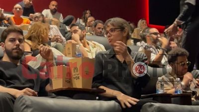 نور عمرو دياب تدعم والدتها شيرين رضا وتظهر مع صديقها خلال العرض الخاص لـ في عز الظهر| صور