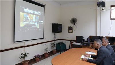 محافظ أسوان يجري مداخلة عبر الفيديو كونفرانس مع وزير التعليم للتأكيد على إنجاح موسم الامتحانات