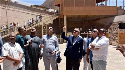 محافظ الأقصر يتابع أعمال التطوير في محيط معبد إسنا الأثري | صور