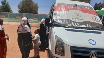 توقيع الكشف الطبى المجانى لـ 1000 مواطن فى قافلة طبية بقرية المقلة بأسوان