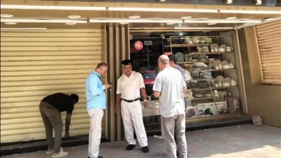 لإدارتها دون ترخيص.. محافظة القاهرة: غلق وتشميع محال مخالفة بحي بالنزهة | صور