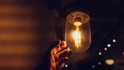 الحكومة تلغي قرار تخفيض أسعار بيع الطاقة الكهربائية الموردة للأنشطة الصناعية