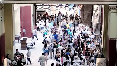 بعد تأجيل نقل قناع توت عنخ آمون.. إقبال كبير من السائحين على زيارة المتحف المصري بالتحرير| صور