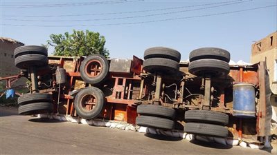 دون خسائر بشرية.. ننشر الصور الأولى لانقلاب تريلا محملة بالردة بأسيوط