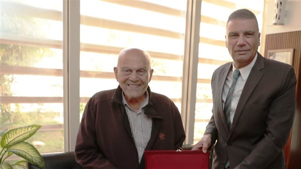 محافظ أسوان والسير