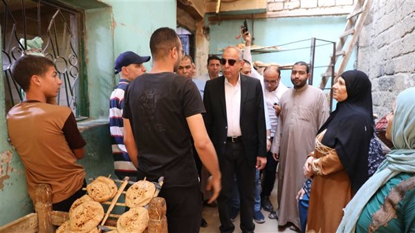 محافظ المنيا أثناء