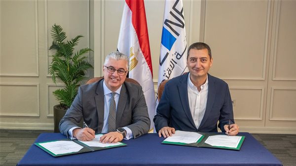 جانب من التوقيع