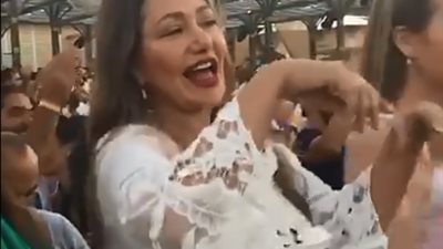 ليلى علوى تهنئ عمرو دياب في عيد ميلاده برقصة على “وحكايتك إيه” (فيديو)