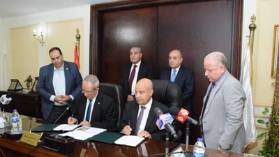 وزير التموين: لن يتم الاستغناء عن أي عامل في مجال صناعة السكر (صورة)