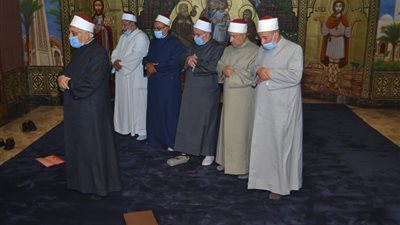 أزهريون يؤدون صلاة الظهر جماعة داخل مطرانية طنطا في الغربية (صور)