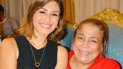 منة فضالي بعد خضوع والدتها لعملية جراحية: “يجعل يومي قبل يومك” (تغريدة)