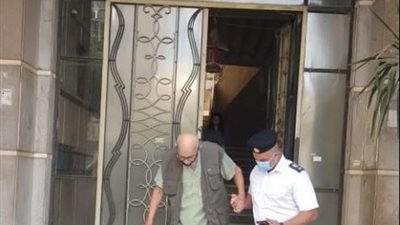 الداخلية تكشف ملابسات استغاثة أب وطرده من المنزل.. ابناه: “مش عايز يصرف علينا”