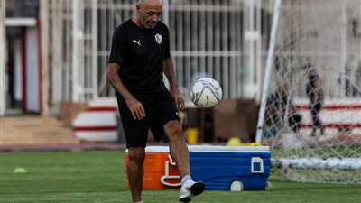 باتشيكو يعقد جلسة سريعة مع لاعبي الزمالك قبل المران.. وتدريبات قوية لرباعي الحراسة